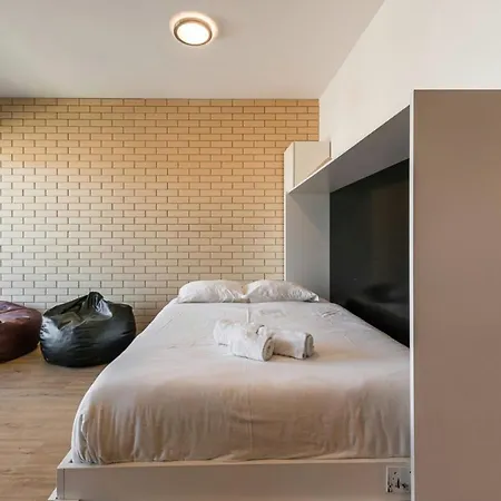 Dragon Stadium W Balcony By Lovelystay Διαμέρισμα *