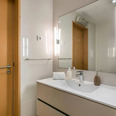 Daire Dragon Stadium W Balcony By Lovelystay *